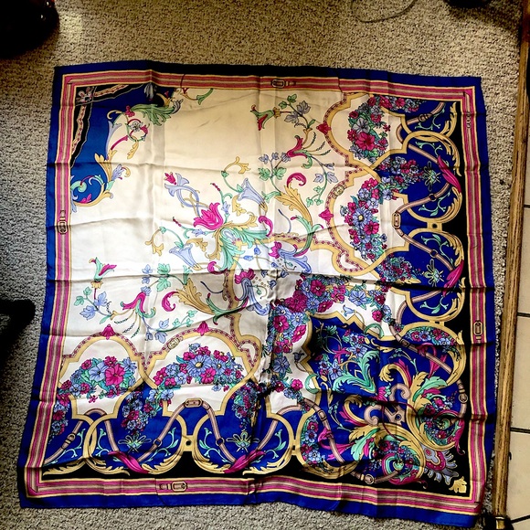 Vintage Authentic Gucci silk scarf - Picture 2 of 16